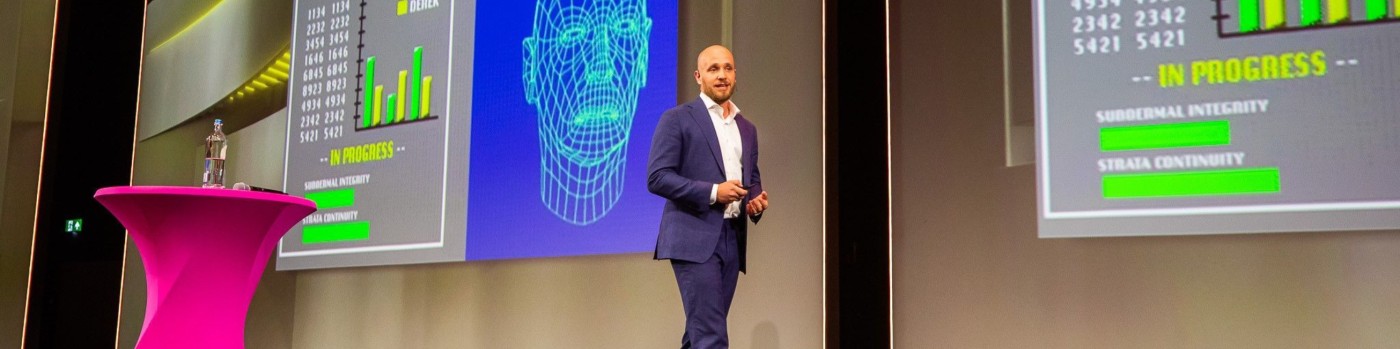 Maarten presenting on AI